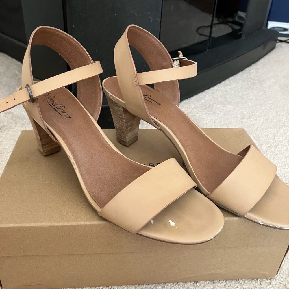 LUCKY BRAND Pepper Heeled Sandals in Pinenut 10